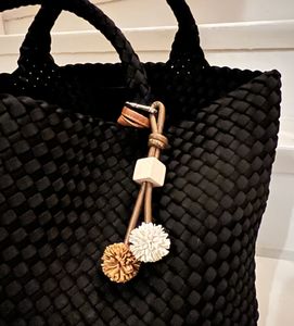 Hovedbilde STICKY BESTIE | POM POM BAG CHARM 